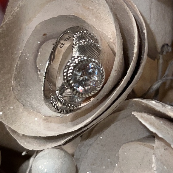 Gorgeous Judith Ripka size 9 bezel set stone ring - Picture 4 of 7